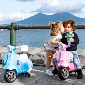 Mini Vespa Piaggio colore rosa moto elettrica a batteria 6 V con stabilizzatori laterali removibili 2