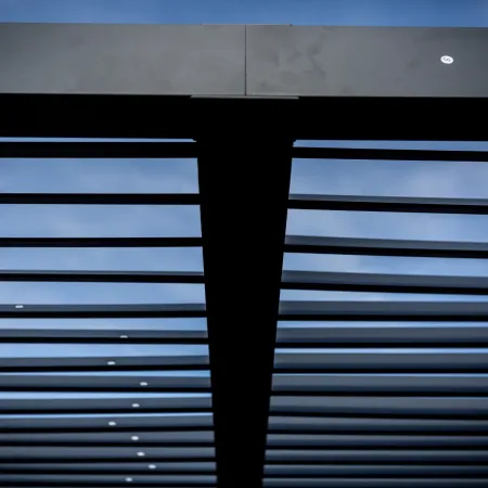 Pergola Bioclimatica in Alluminio con Lamelle Effetto Legno 360x300